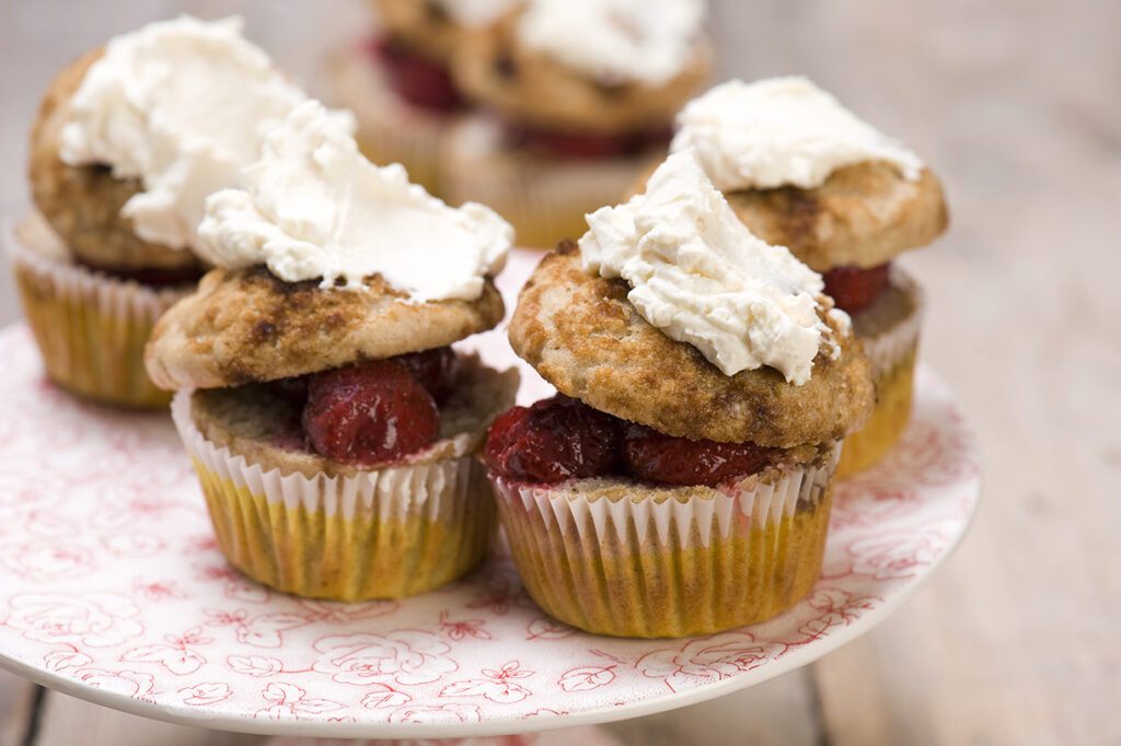 Muffins with maascarpone cream and strawberries marinated in balsamic vinegar