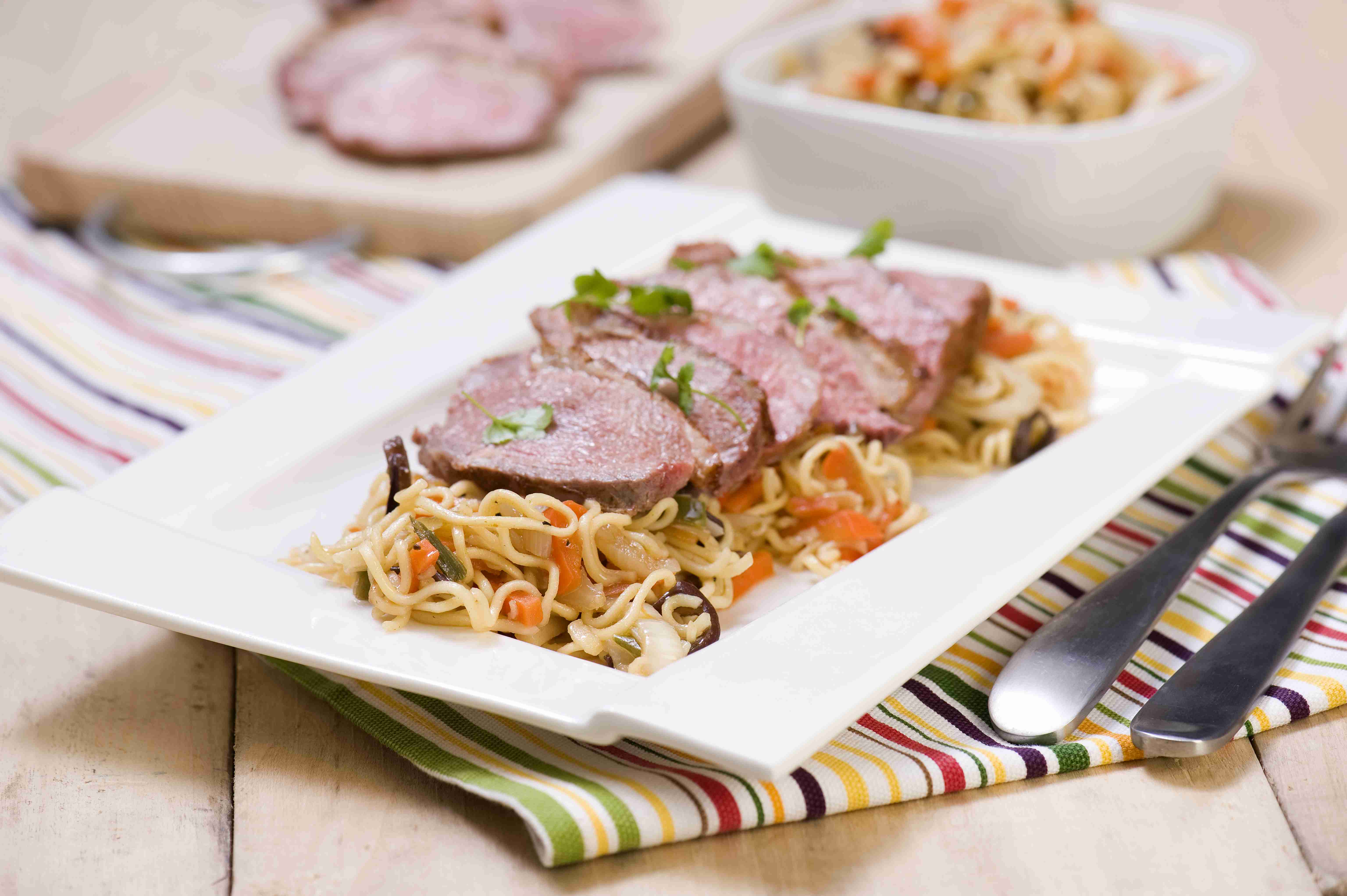 Vegetable noodles with duck