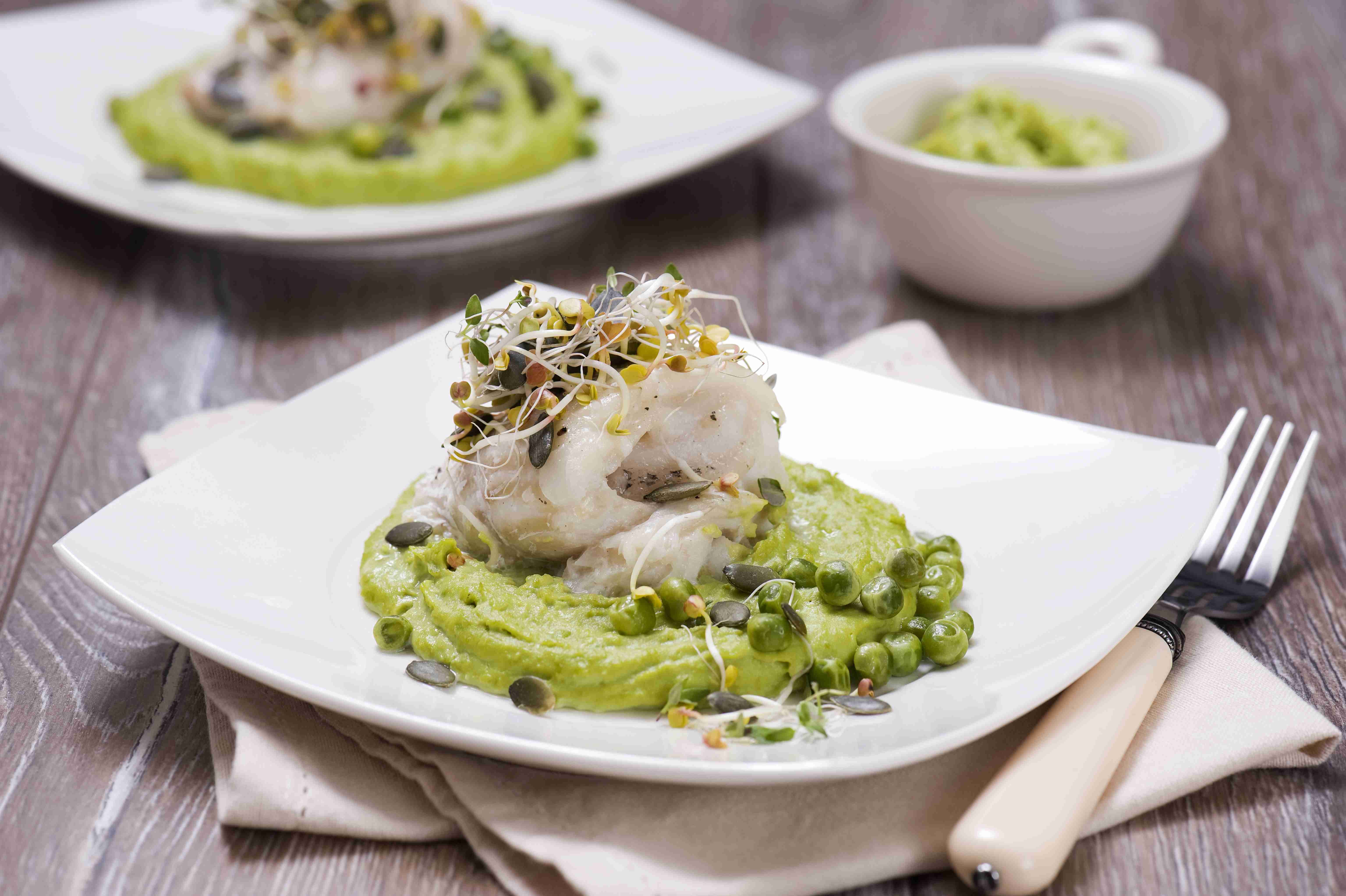 Baked cod served with peas puree