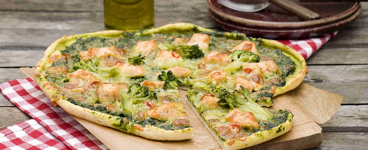 Pizza z brokułami i sosem szpinakowo-śmietanowym