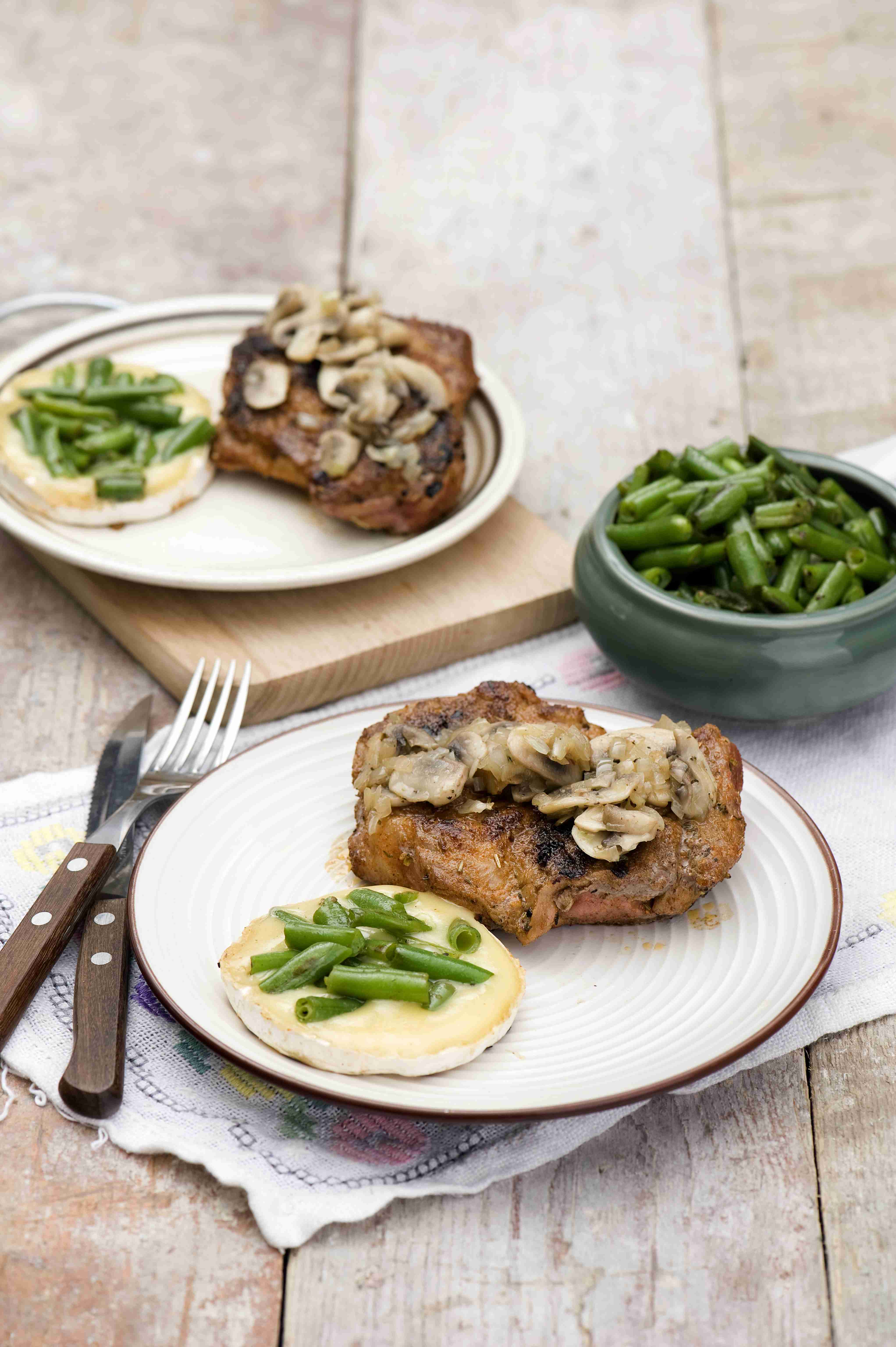 Pork steak with camembert and green beans