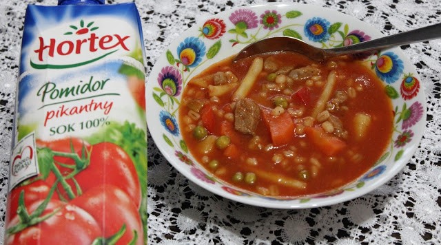 Gęsta zupa z karkówką, warzywami oraz pikantnym sokiem pomidorowym Hortex