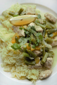 Zielone zółte curry z ryżem szafranowym image1 1