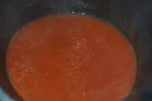 Zupka krem z soku warzywnego z dodatkiem chorizo oraz chrupek z ciecierzycy image2 1