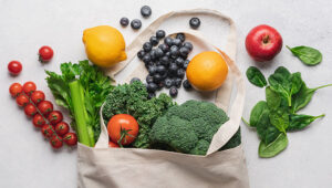 Świeże owoce i warzywa w ekologicznej torbie na zakupy